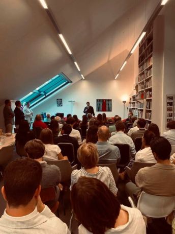 50. Todestag Alexander Lertnet-Holenia im Österreichischer PEN-Club  - Begrüßung durch PEN-Club Generalsekretär Thomas Andreas Beck