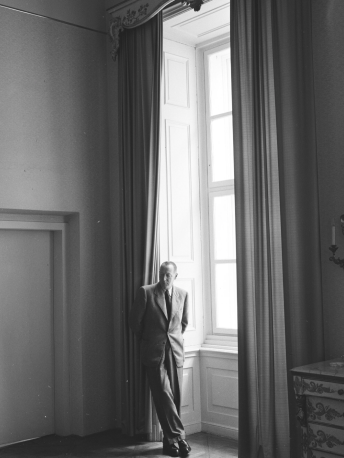 Alexander Lernet-Holenia Porträt von Yoichi Okamoto in seiner Wiener Wohnung in der Hofburg 1953 © ÖNB/Wien OKA10_130_12 POR MAG