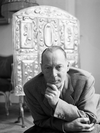 Alexander Lernet-Holenia Porträt von Yoichi Okamoto in seiner Wiener Wohnug in der Hofburg 1953 © ÖNB/Wien OKA10_130_04 POR MAG