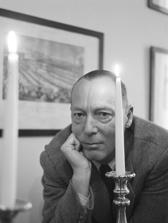 Alexander Lernet-Holenia Porträt von Yoichi Okamoto in seiner Wiener Wohnung in der Hofburg 1953 © ÖNB/Wien OKA10_130_07 POR MAG