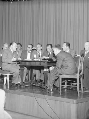 Alexander Lernet-Holenia mit Friedrich Torberg, Rudolf Henz, Hans Weigel, Heimito von Doderer in der Österreichische Nationalbibliothek 1953 © ÖNB/Wien US 11.161/3 POR MAG