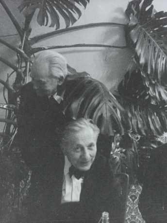 Alexander Lernet-Holenia zusammen mit Professor Wilhelm Öller, dem Cafetier Frauenhuber (stehend) und einem Unbekannten (links) © ÖNB/Wien Pf 7544:D (1) POR MAG