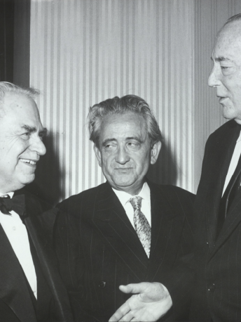 Alexander Lernet-Holenia zusammen mit Franz Theodor Csokor und Johann Gunert, anlässlich Lernets 70. Geburtstag © ÖNB/Wien Pf 1741:C (71) POR MAG