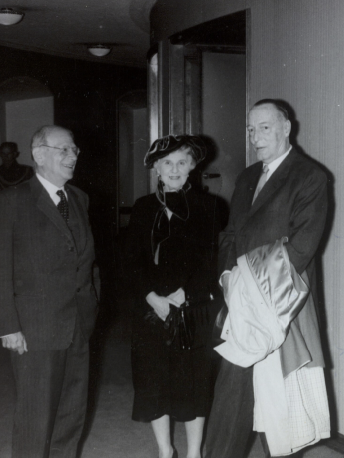 Alexander Lernet-Holenia Porträt zusammen mit einer Dame, mit Egon Wellesz und Paris von Gütersloh im Wiener Burgtheater © ÖNB/Wien Pf 7544C (2) POR MAG