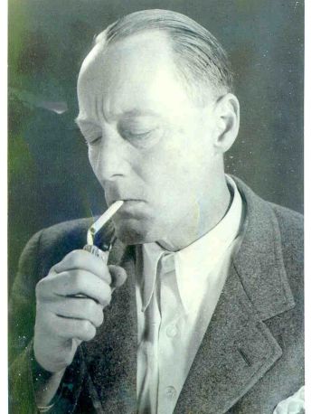 Porträt Alexander Lernet-Holenia mit Zigarette, um 1950